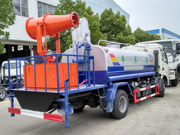 &rdquo; 这台多功用抑尘车，一次可满载9吨水量，作业时就从&ldquo;大炮口&rdquo;里喷发水雾，喷雾射高在40米以上，喷雾射程可达100米以上，所喷出的水雾比一般浇水车喷出的水雾颗粒更为纤细，水雾规模更大，对空气中的尘土有较强的穿透力，与飘起的尘土触摸时构成一种湿润雾状体，然后抵达大面积湿化除尘、下降PM10、PM2。