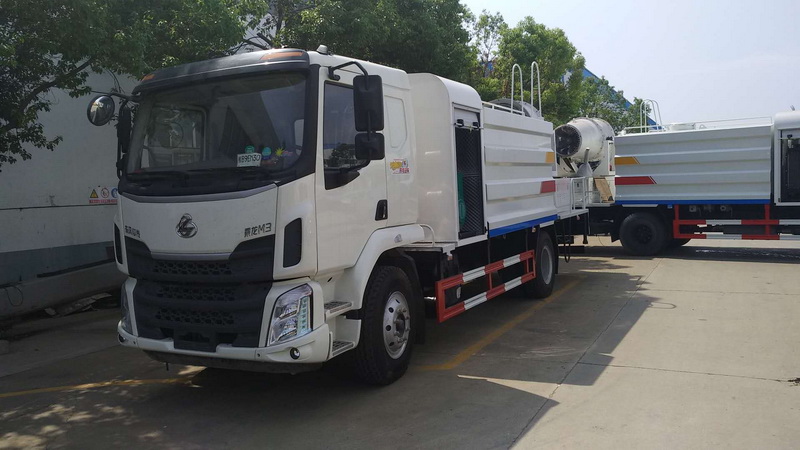 冬天驾车，玻璃上呈现雾气影响视野的状况经常发作。