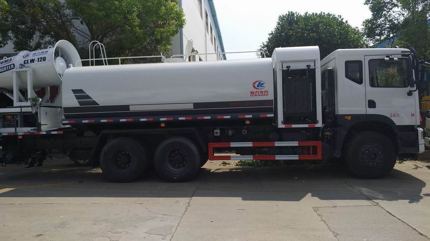 与一般浇水车比较，&ldquo;雾炮车&rdquo;喷出的水雾颗粒极为纤细，能将浮在空气中的部分污染颗粒物敏捷逼降到地上，抵达净化空气的意图，且比一般浇水车喷洒耗水量少，掩盖面积更广，可前进水资源运用率和作业功率，进一步前进路途抑尘才干。