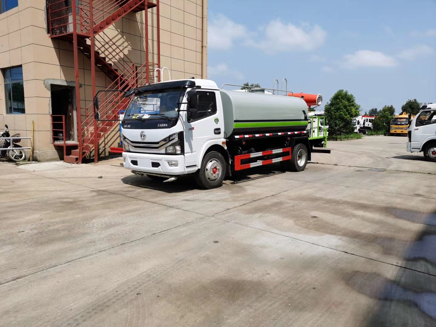 国六多利卡洒水车 9立方